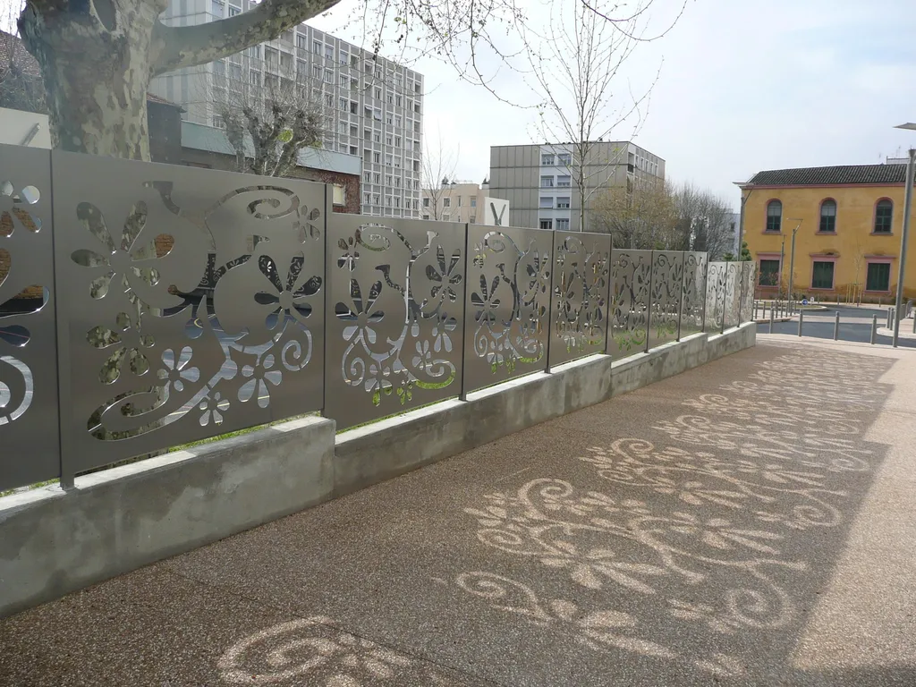 Création de motifs sur mesure sur des barrières d'école avec contraintes de sécurité à Villefranche sur Saône