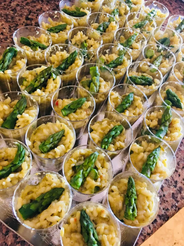 Buffet d'entrées : Verrines de risotto aux asperges