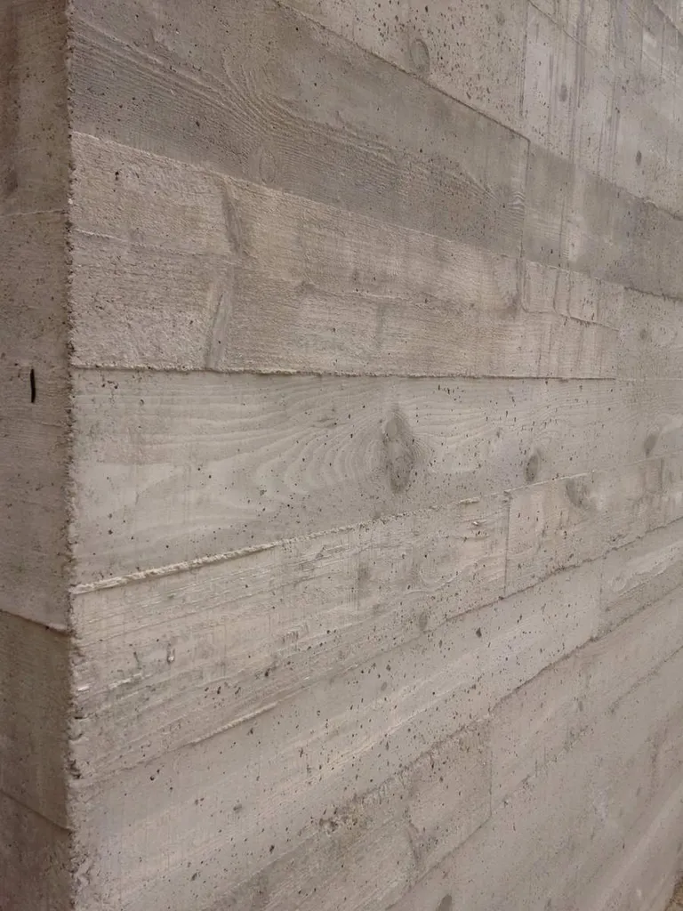Mur en béton brut de décoffrage