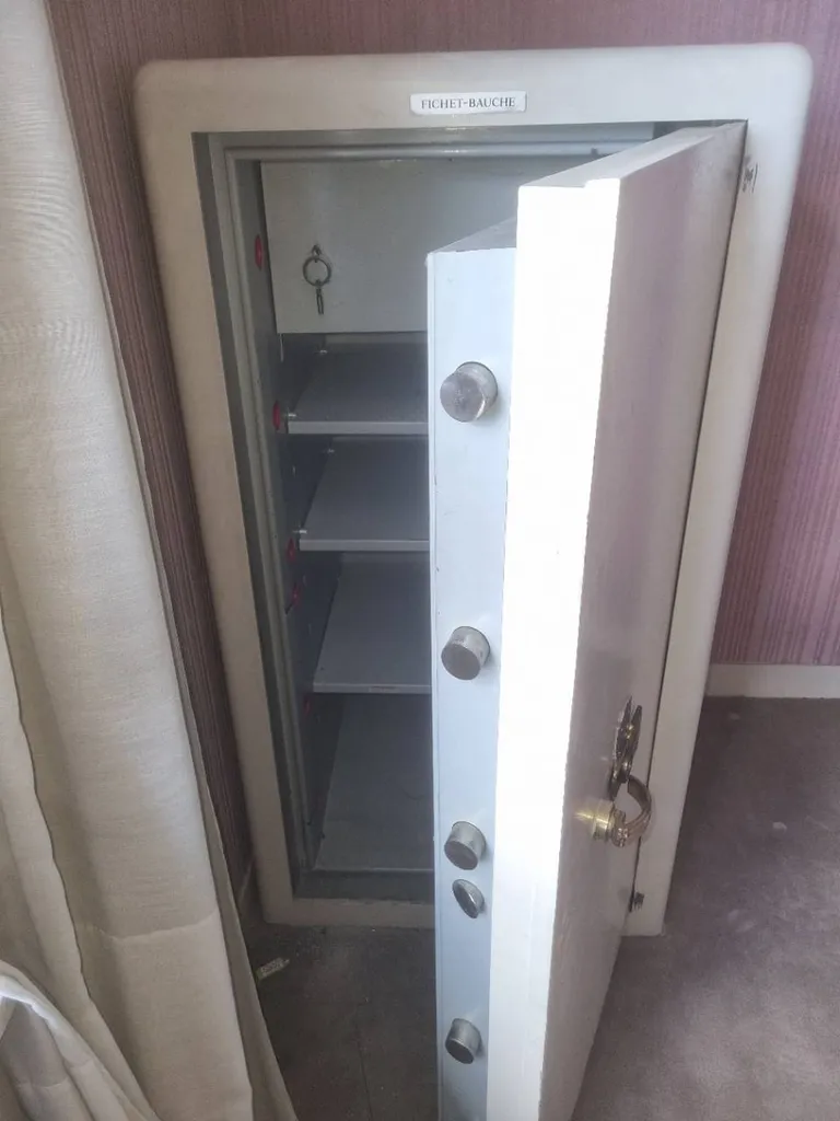 technicien expert ayant ouvert un coffre-fort bloqué sur Merville