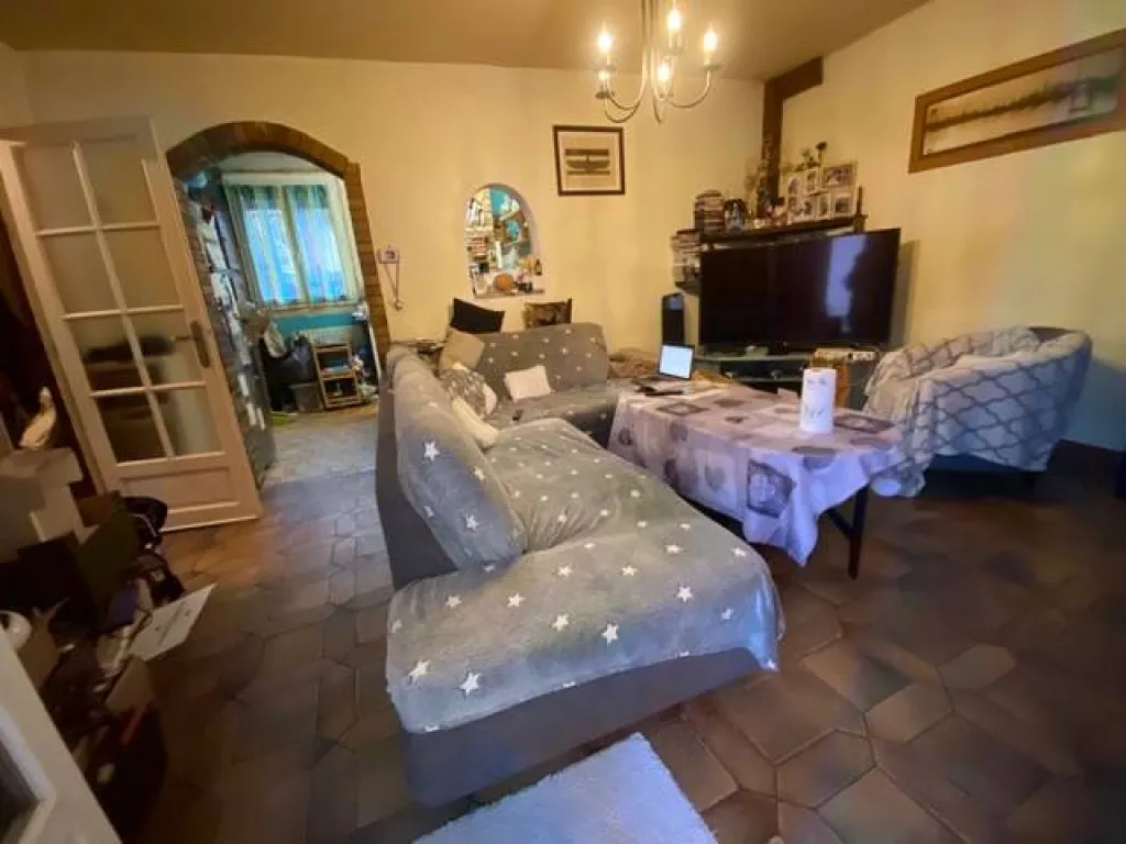 Vous trouverez au rez-de-chaussée un beau séjour salon