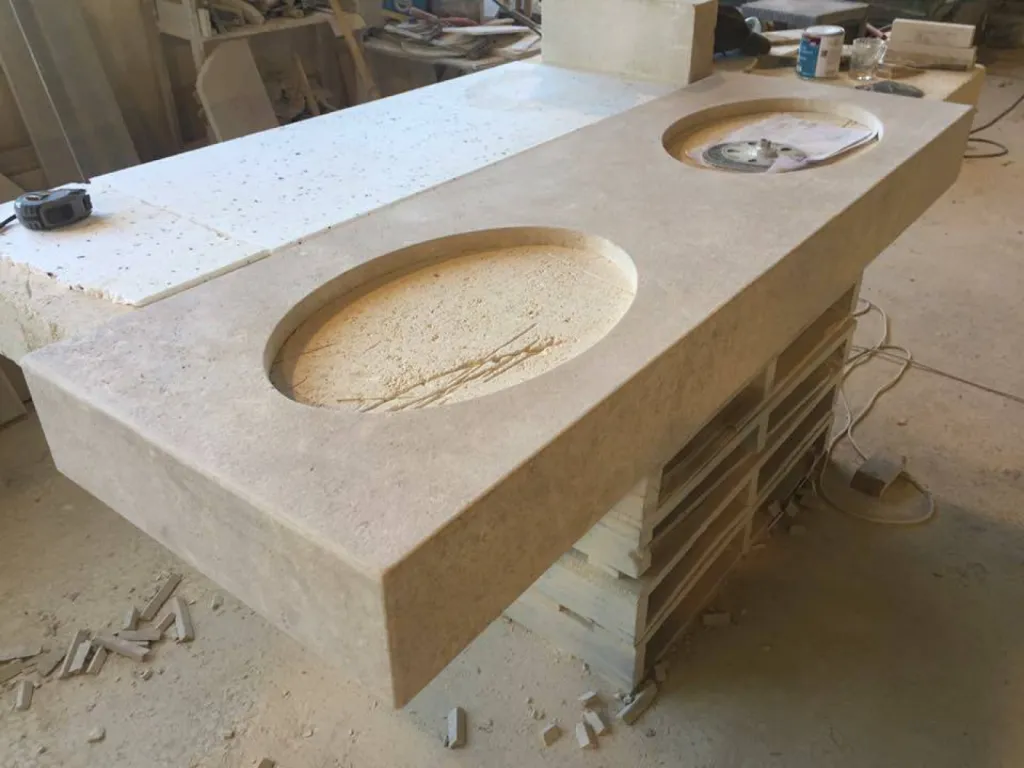 Tailleur de pierre à Valliguières entre Nîmes, Avignon, Uzès dans le GARD