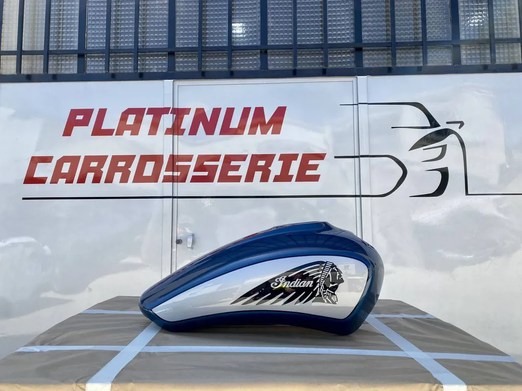 Réparation carrosserie sur réservoir d'essence de moto pour indian motorcycle marseille
