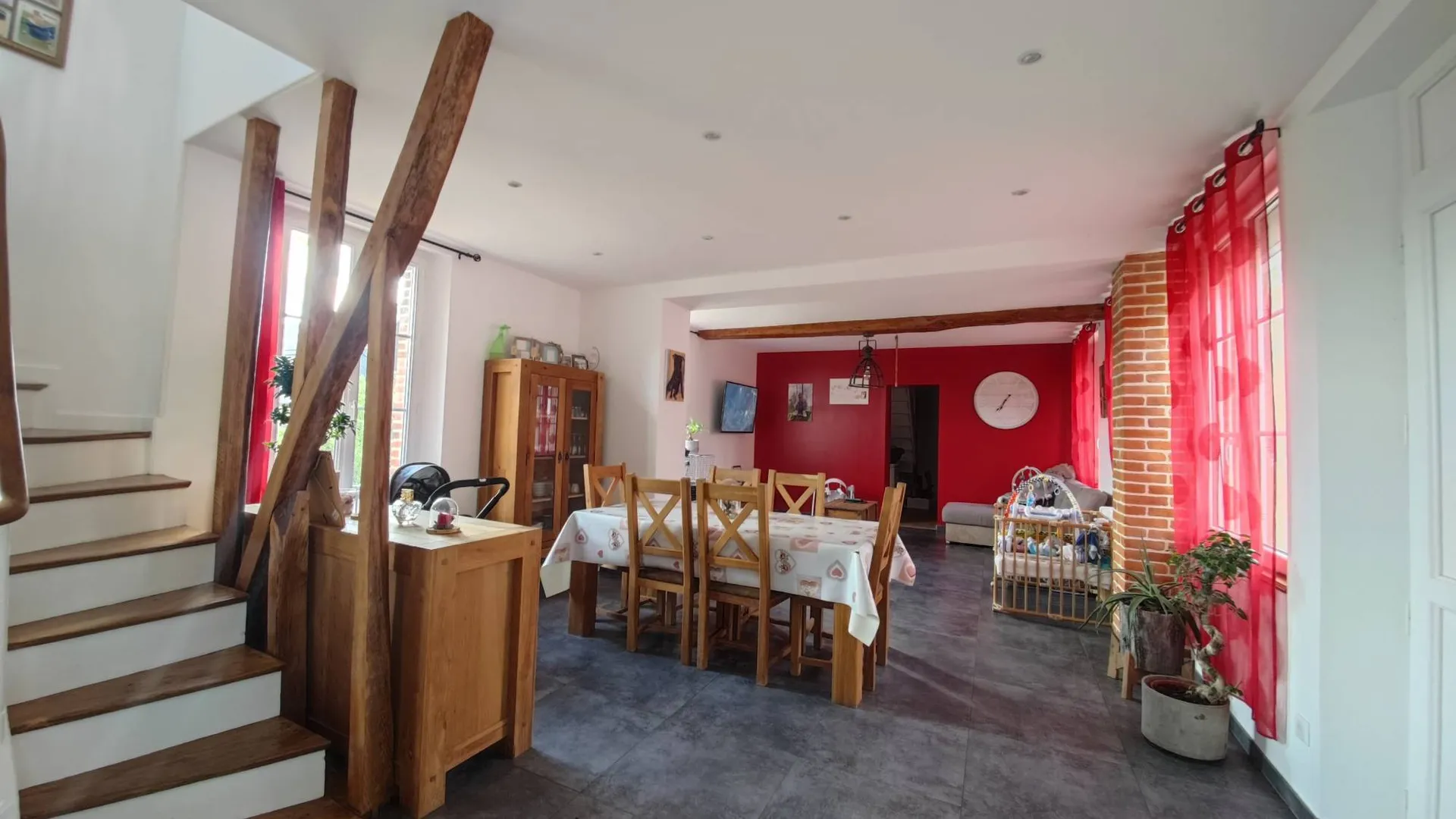 Maison de caractère entièrement rénovée de 147 m² avec jardin, située à 30 minutes de la mer de Dieppe, en Seine-Maritime (76)