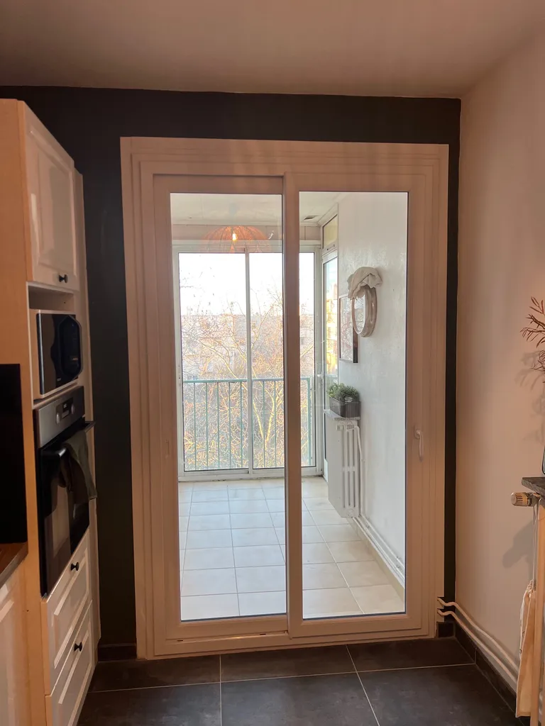 Pose porte-fenêtre coulissante PVC deux vantaux blanche rénovation isolation thermique performante avec double vitrage sécurisé à Colomiers