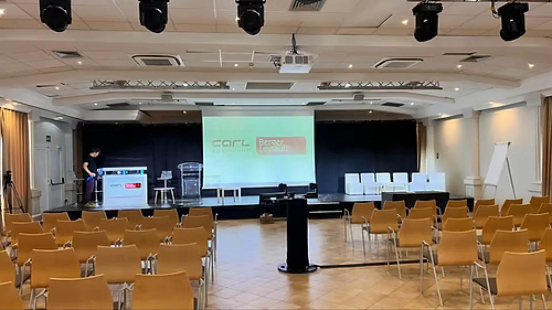 DESK BLANC AVEC ECRAN 43' 107CM DESK 1