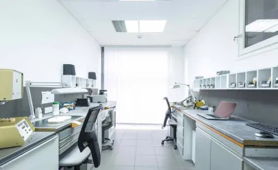 Spécialiste implant dentaire qui fait la prothèse sur place Marseille