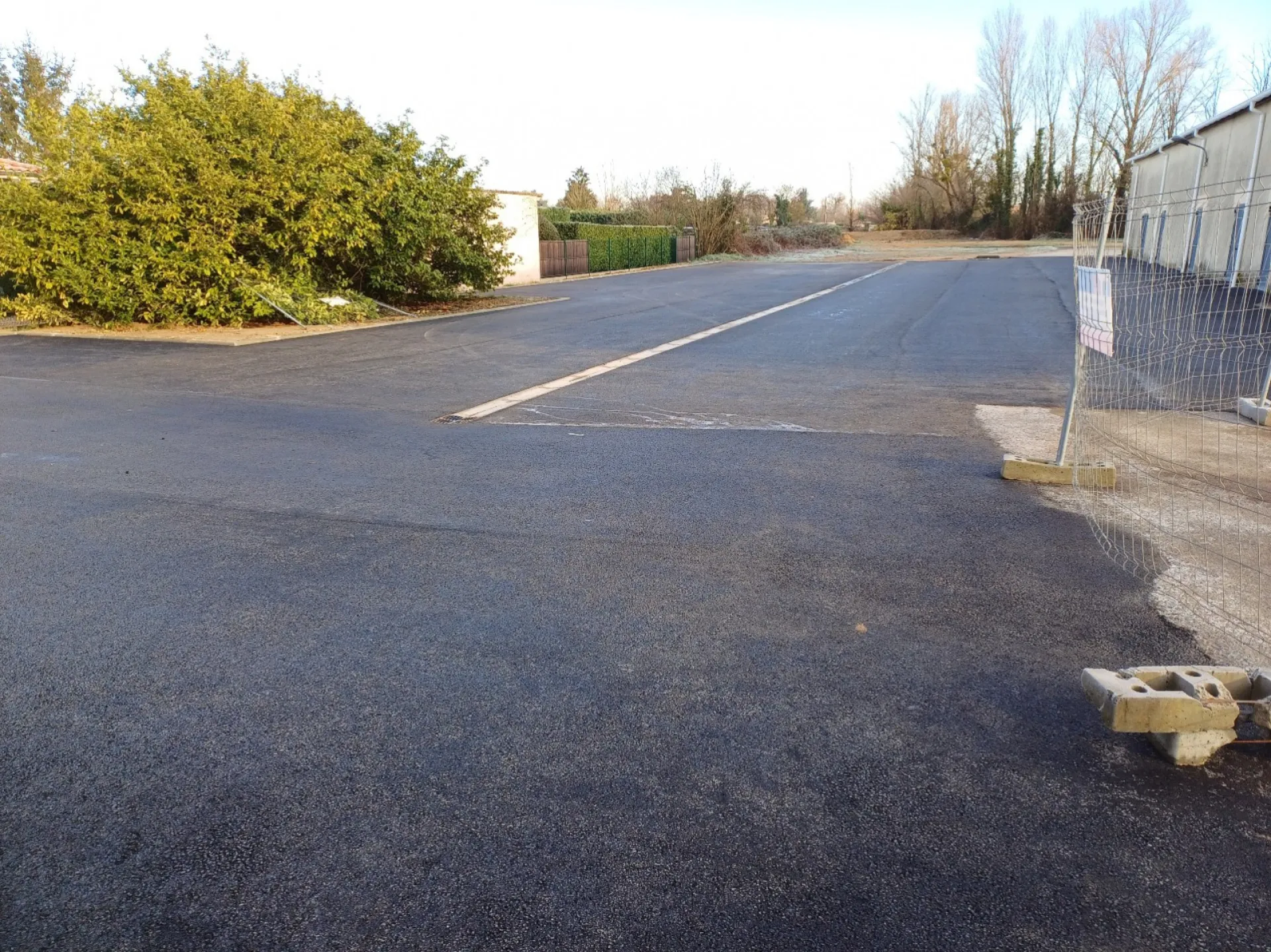 Parking de 1300m² en béton concassé et enrobé noir à Izon