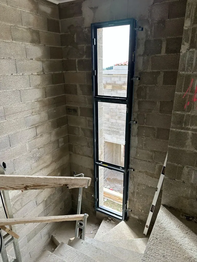 Construction d’une maison neuve sur Aix-en-Provence avec des menuiseries ALU Gris Anthracite 