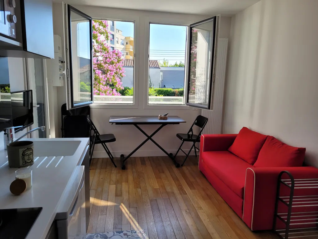 Un beau séjour avec kitchenette donnat sur la terrasse