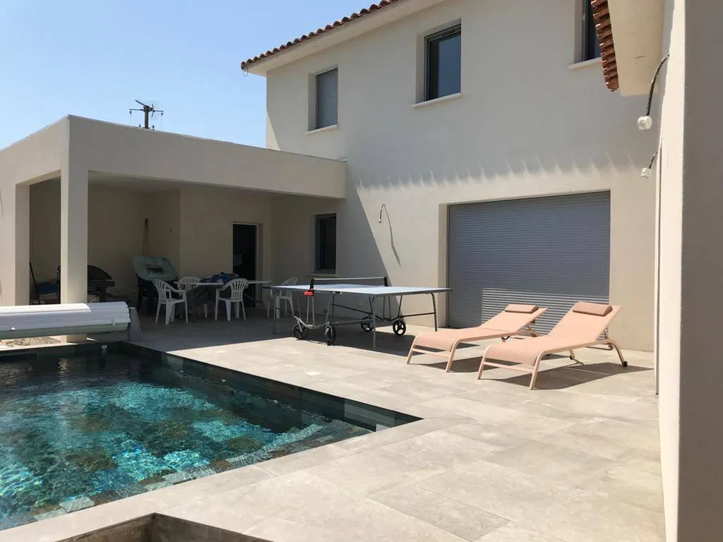 Pose de menuiseries K-Line et volet Bubendorff ral 9005 Granité sur une  Villa neuve à Saint mitres les remparts