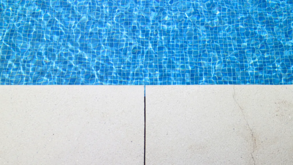 Margelles de piscine coque polyester entretenues à Sanary-sur-Mer : surface propre et antidérapante pour un extérieur sécurisé et esthétique, signé Alliance Piscines 83.