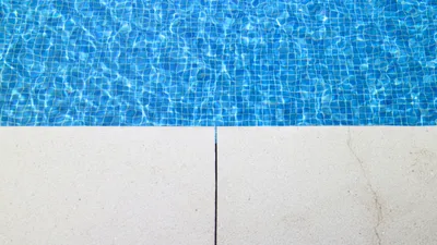 Margelles de piscine coque polyester entretenues à Sanary-sur-Mer : surface propre et antidérapante pour un extérieur sécurisé et esthétique, signé Alliance Piscines 83.