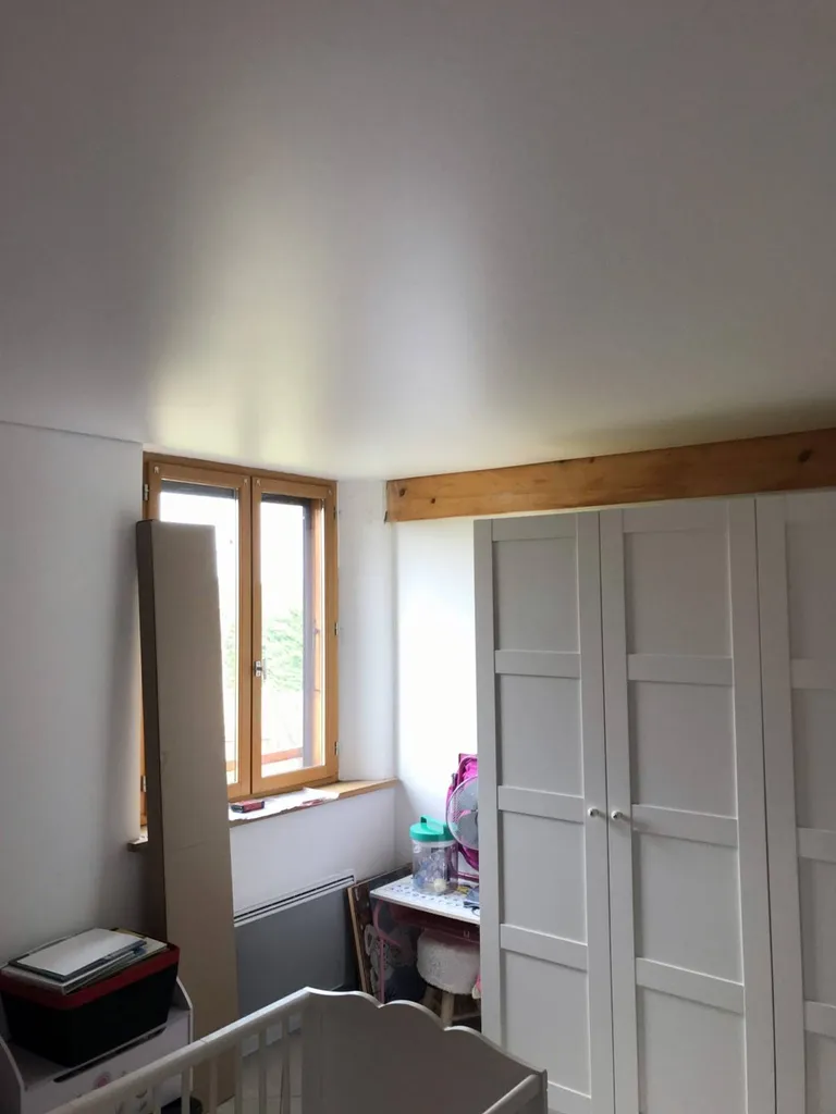 Comment recouvrir un plafond en bois brut avec des poutrelles (plancher) dans des chambres ? Rieux de pelleport