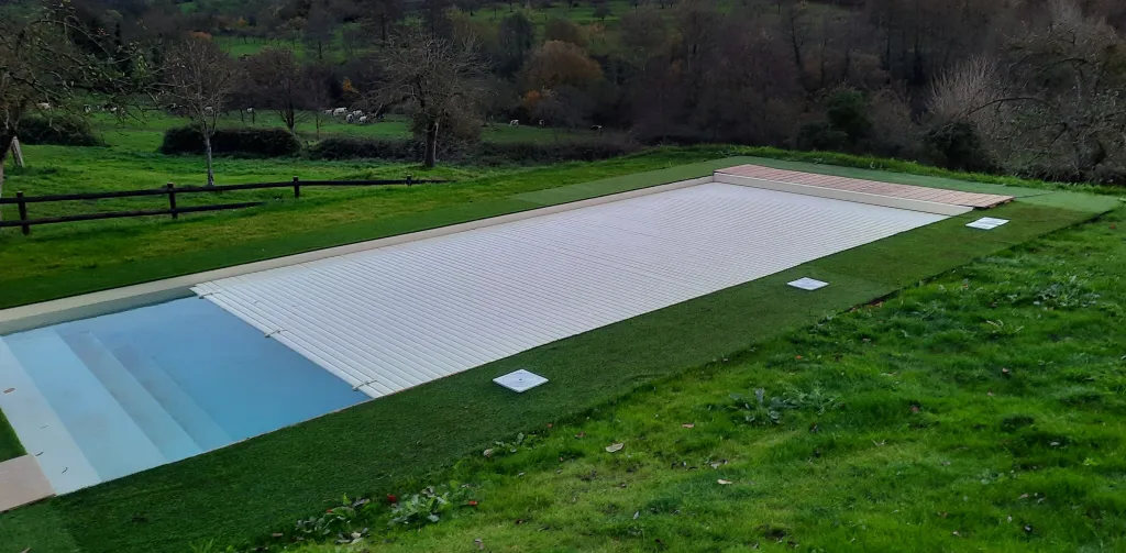 couloir de nage et volet immergé - CROUTTES