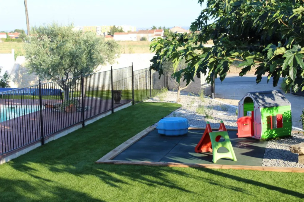 Aménagement d'une aire de jeux pour enfants proche de Velaux