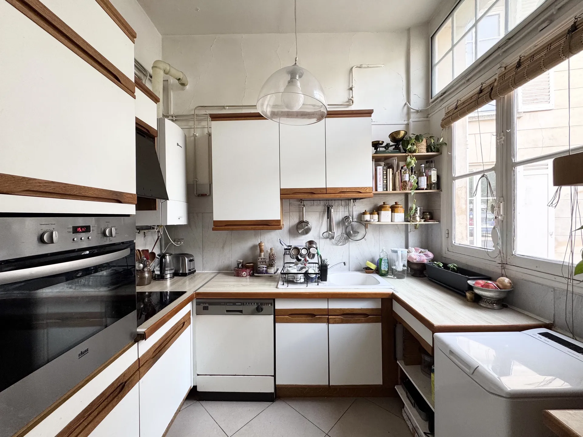 A vendre un appartement comme une maison, à quelques pas du RER A de Saint Germain en Laye, le calme absolu avec parking et jardin arboré de la copropriété.