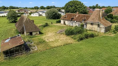 Ce bien immobilier à vendre dans le Pays de Bray séduira les amateurs d’authenticité et de maisons normandes de caractère.