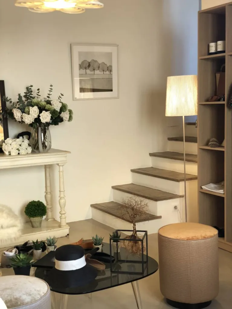 Chez Sacha le mobilier, les objets de décoration se mélangent avec talent à la mode.