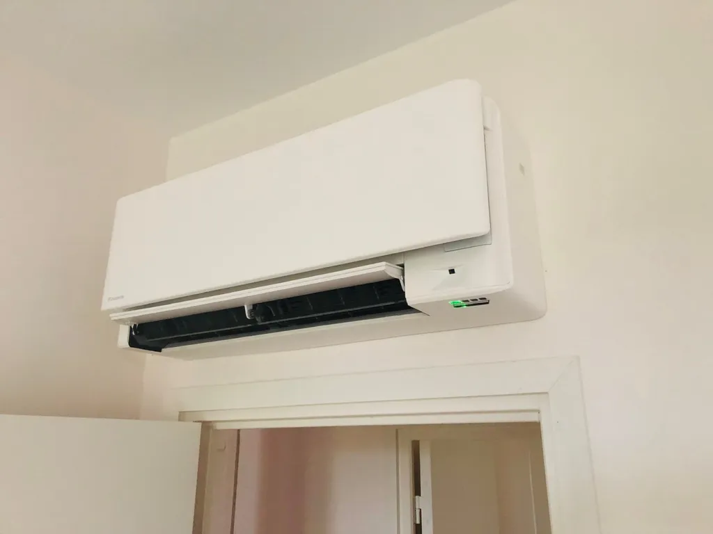 Installation de 2 climatiseurs muraux daikin Stylish dans une villa à nice