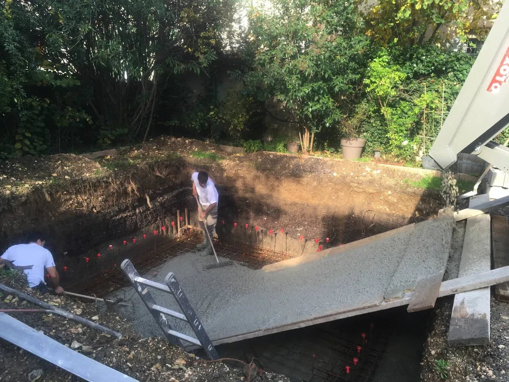 Réalisation d’une piscine sur mesure en béton près d’Aix en Provence - coulage béton dalle de fond