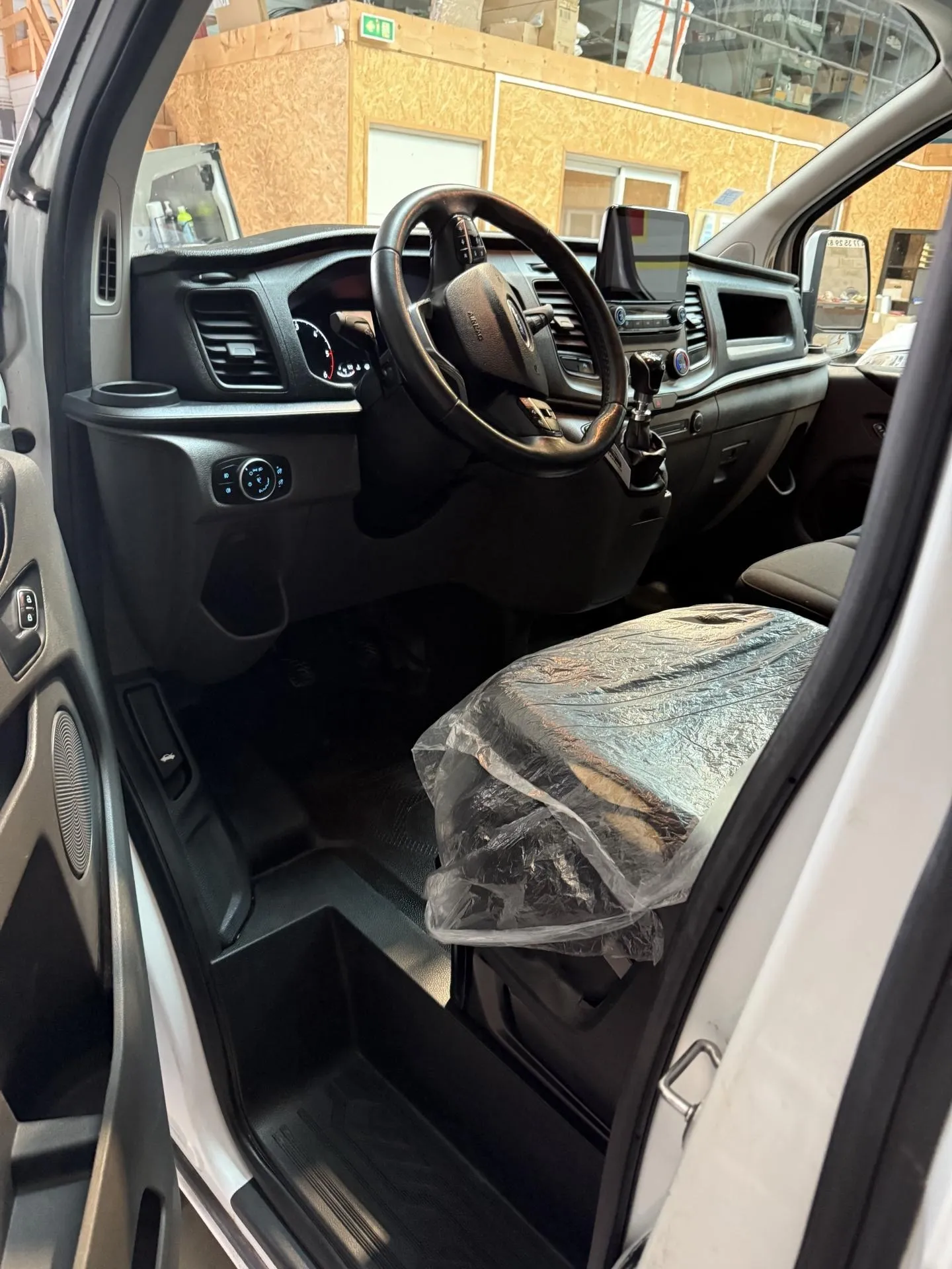 Nettoyage approfondi de ce Ford utilitaire d'une société d’électricité à Andrézieux