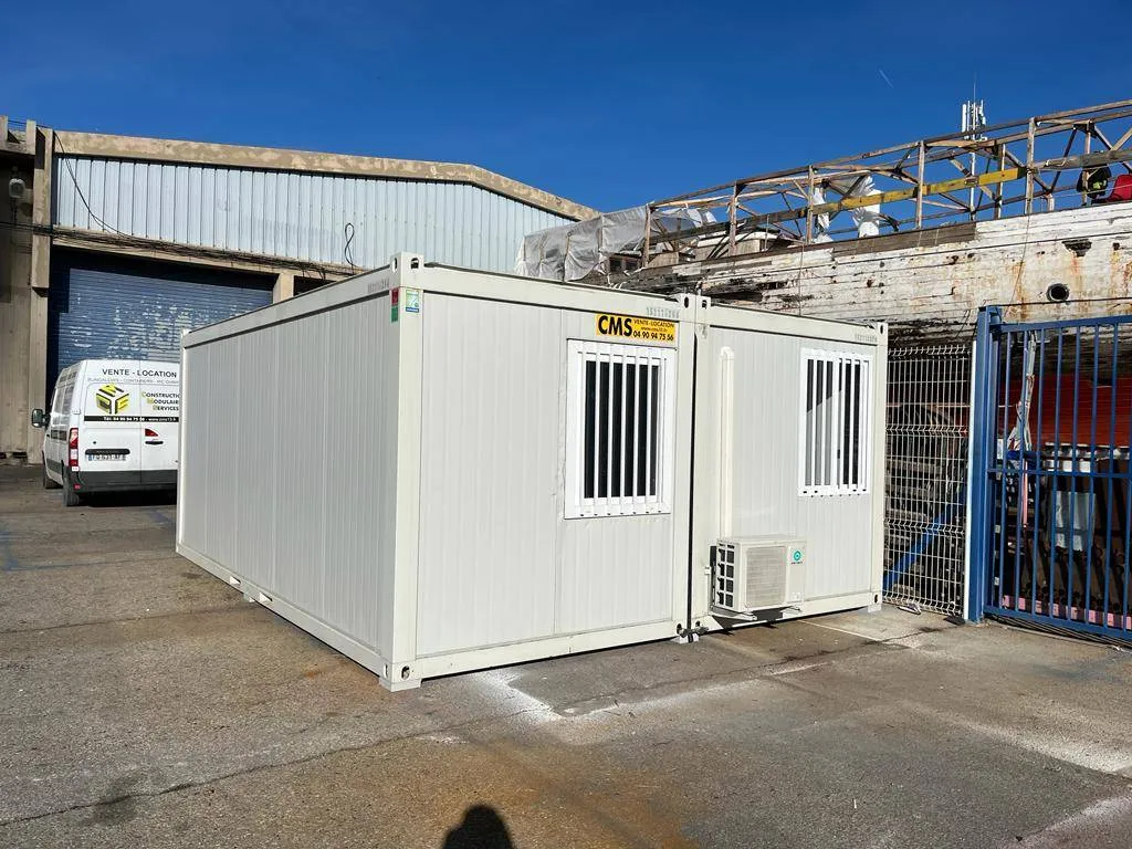 Location de structure modulairepour bureaux, vestiaire, sanitaire, base vide du chantier naval de Marseille