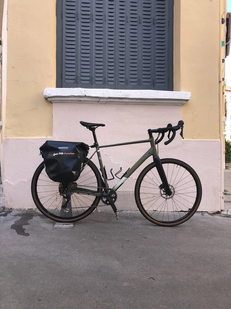 Gravel avec sacoches sur porte-bagages