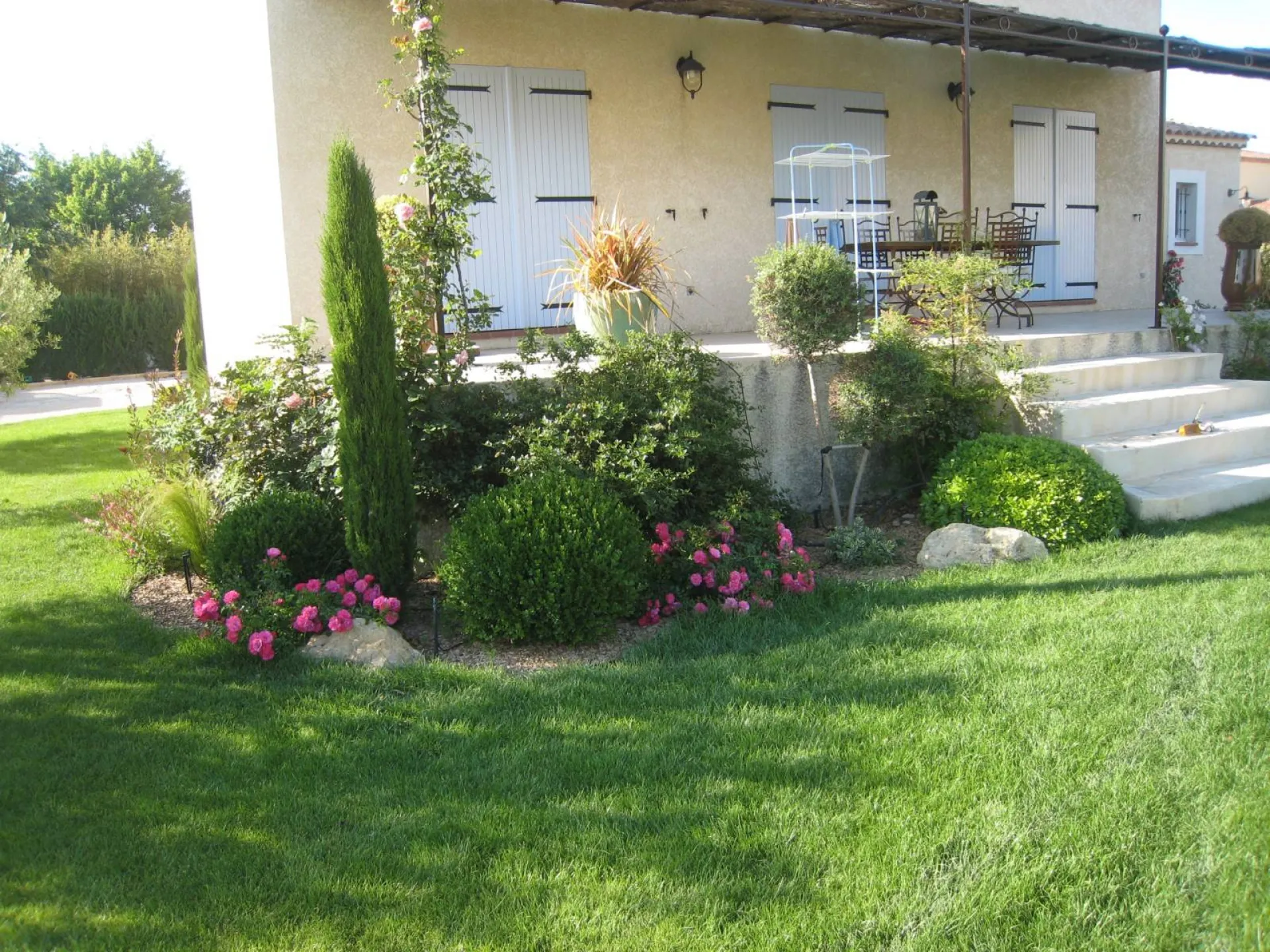 Aménagement massifs méditerranéens à Aix en Provence et ses aletours