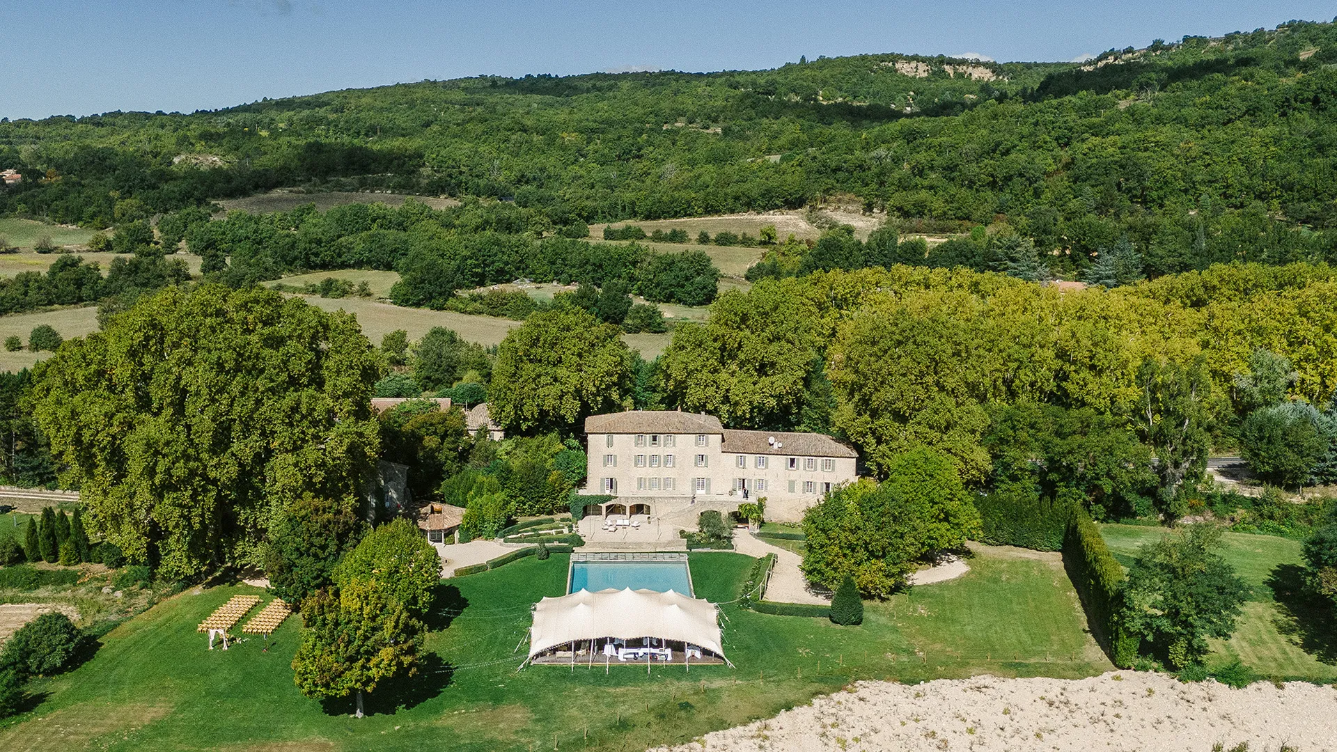Location salle séminaire près de Lourmarin et Pertuis : lieu de prestige avec hébergement, espace de travail climatisé, avec accès direct aux chemins de randonnée.