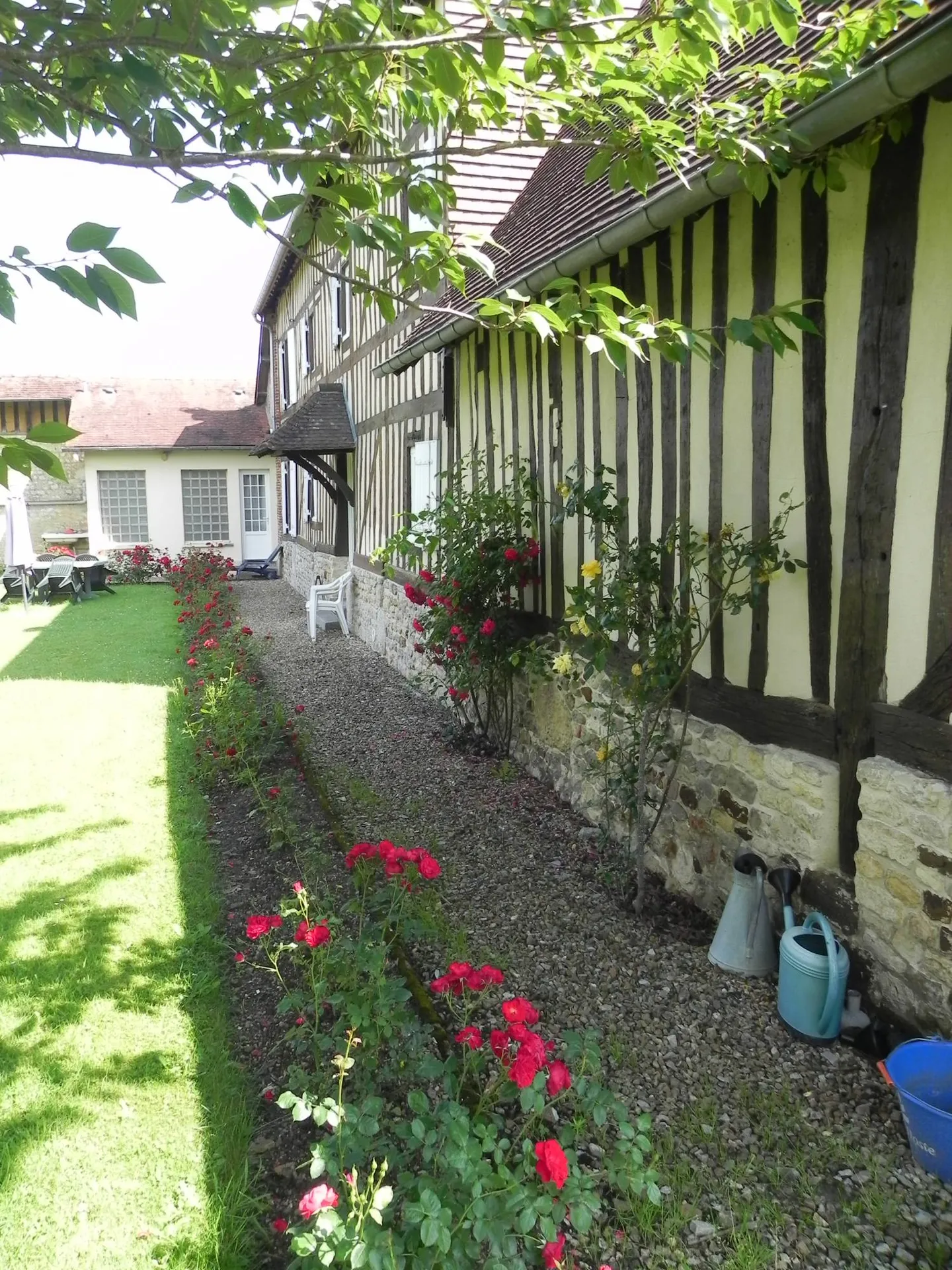 L'agence immobilière Terres et Demeures de Normandie à Lisieux 14100, 41 avenue Victor Hugo vous invite à venir découvrir ce beau Corps de Ferme normand et ses annexes, édifiées sur 3ha 40a au Sud de Lisieux 14100.