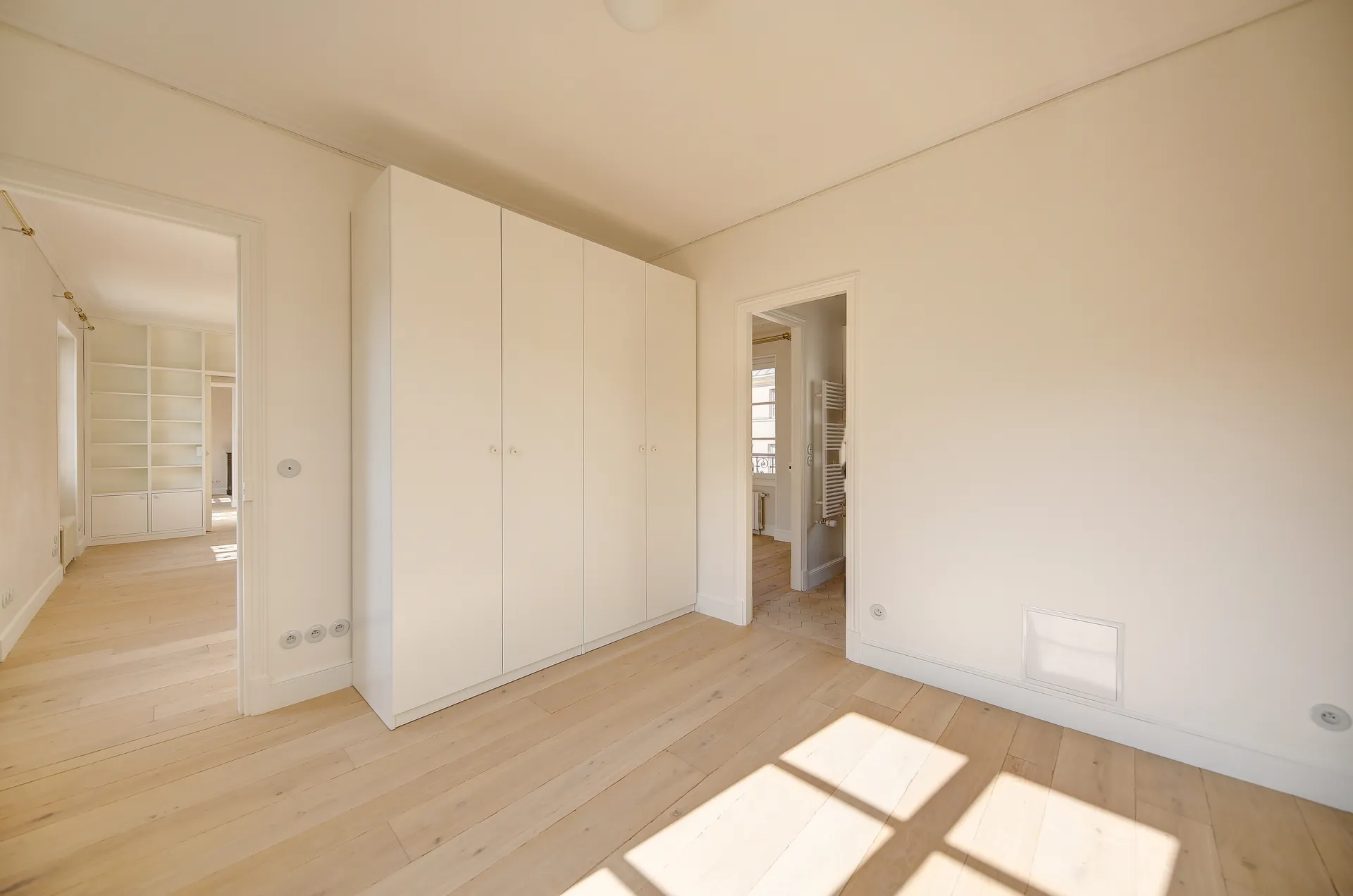 A louer appartement d'exception dans un hôtel particulier en centre-ville de Saint Germain en Laye, 4 chambres, parking, bus lycée international.