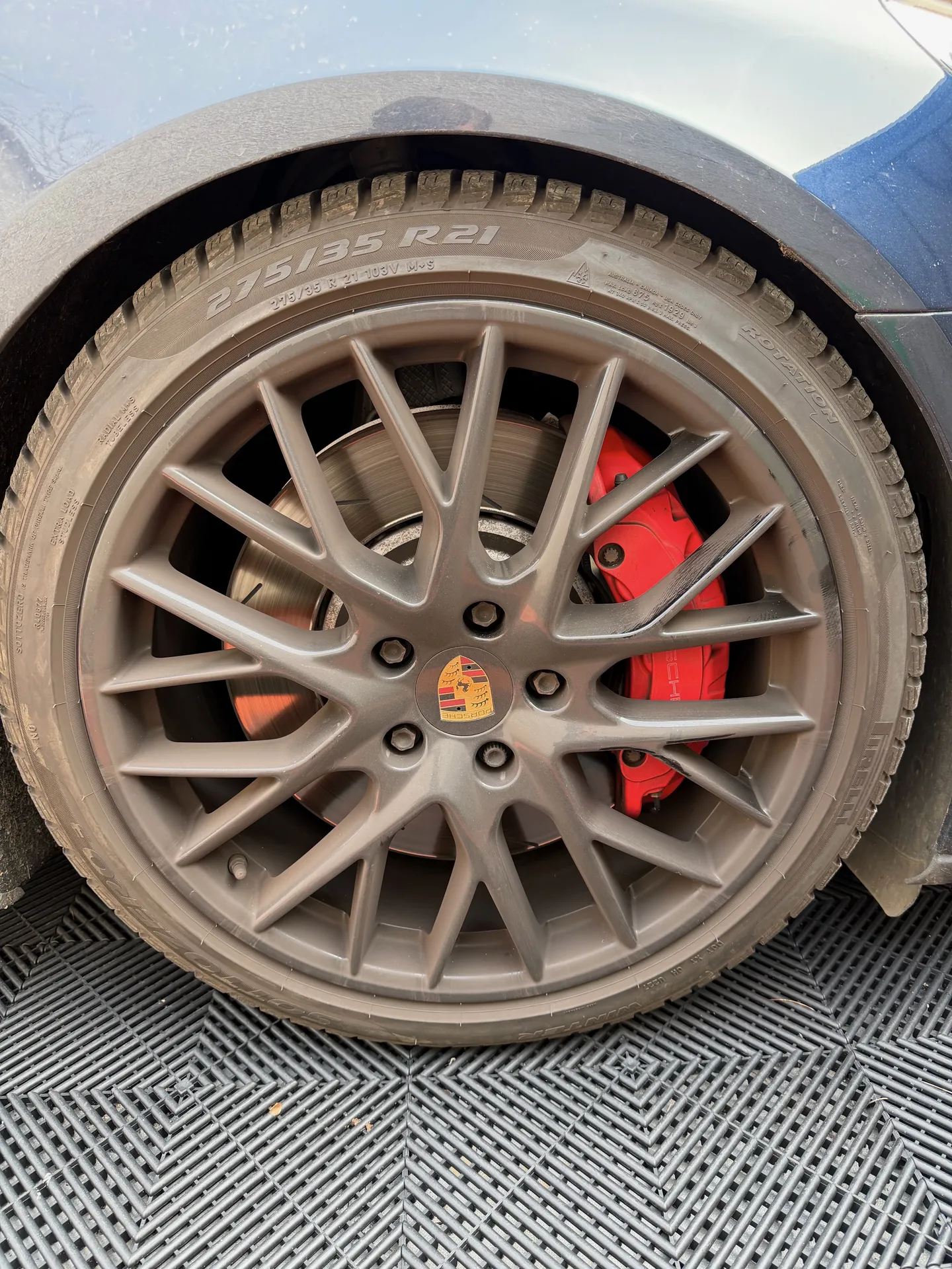 Service premium de nettoyage intérieur et extérieur à Veauche pour Porsche Panamera Turbo avec soin esthétique avancé et finition irréprochable