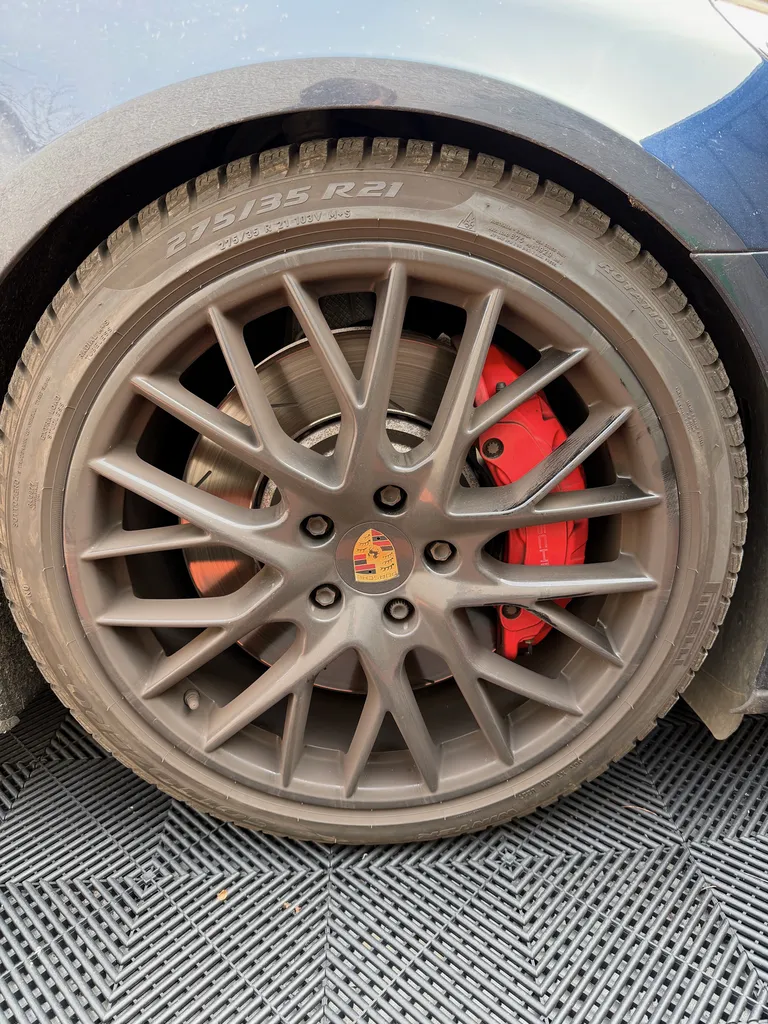 Service premium de nettoyage intérieur et extérieur à Veauche pour Porsche Panamera Turbo avec soin esthétique avancé et finition irréprochable