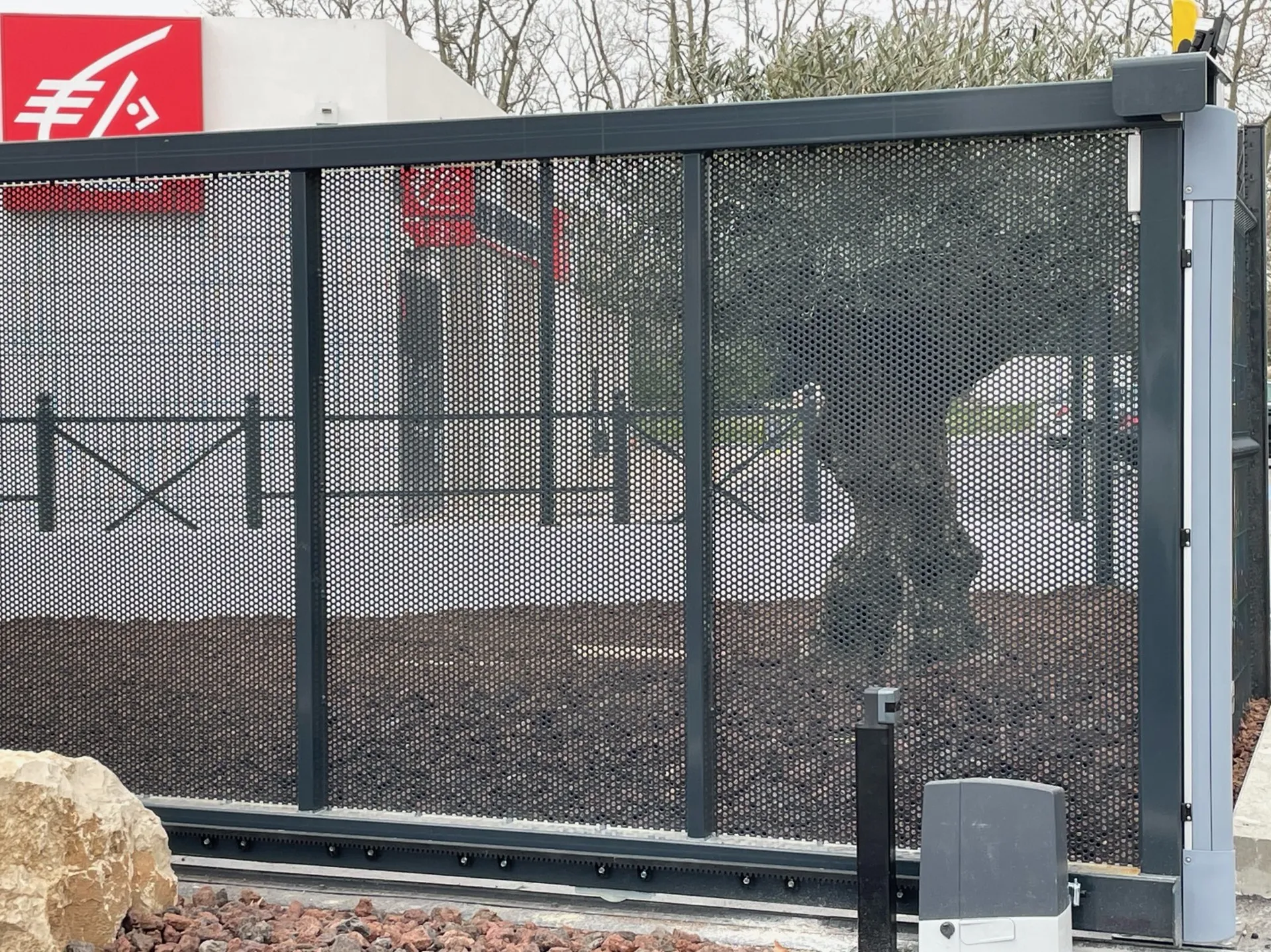 Fermeture et aménagement extérieur pour des locaux commerciaux à Gignac La Nerthe