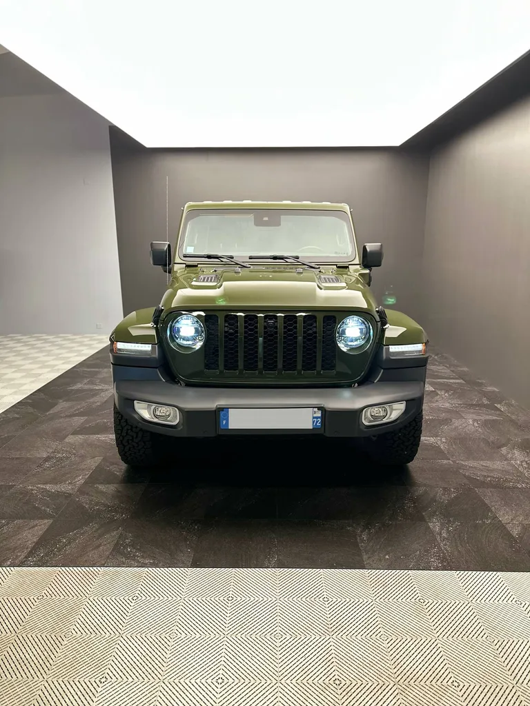 Pose d'un film de protection PPF sur un Jeep Wrangler Sahara à Le Mans (72)