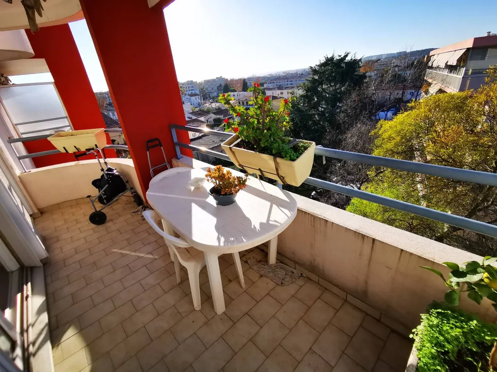 2 pièces en Viager Occupé avec terrasse et vue dégagée dans résidence avec piscine à Cagnes-sur-Mer