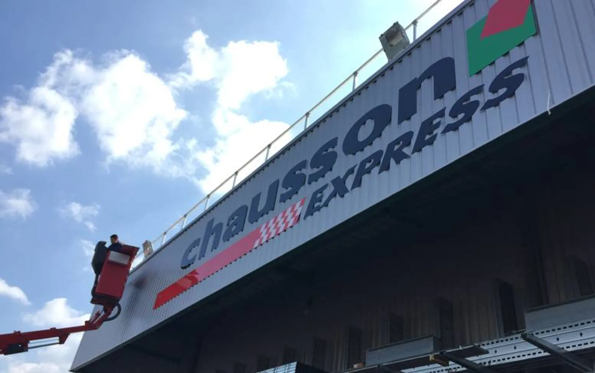 impression numerique avec découpe et pose de lettrage sur façade de magasin de matériau en France