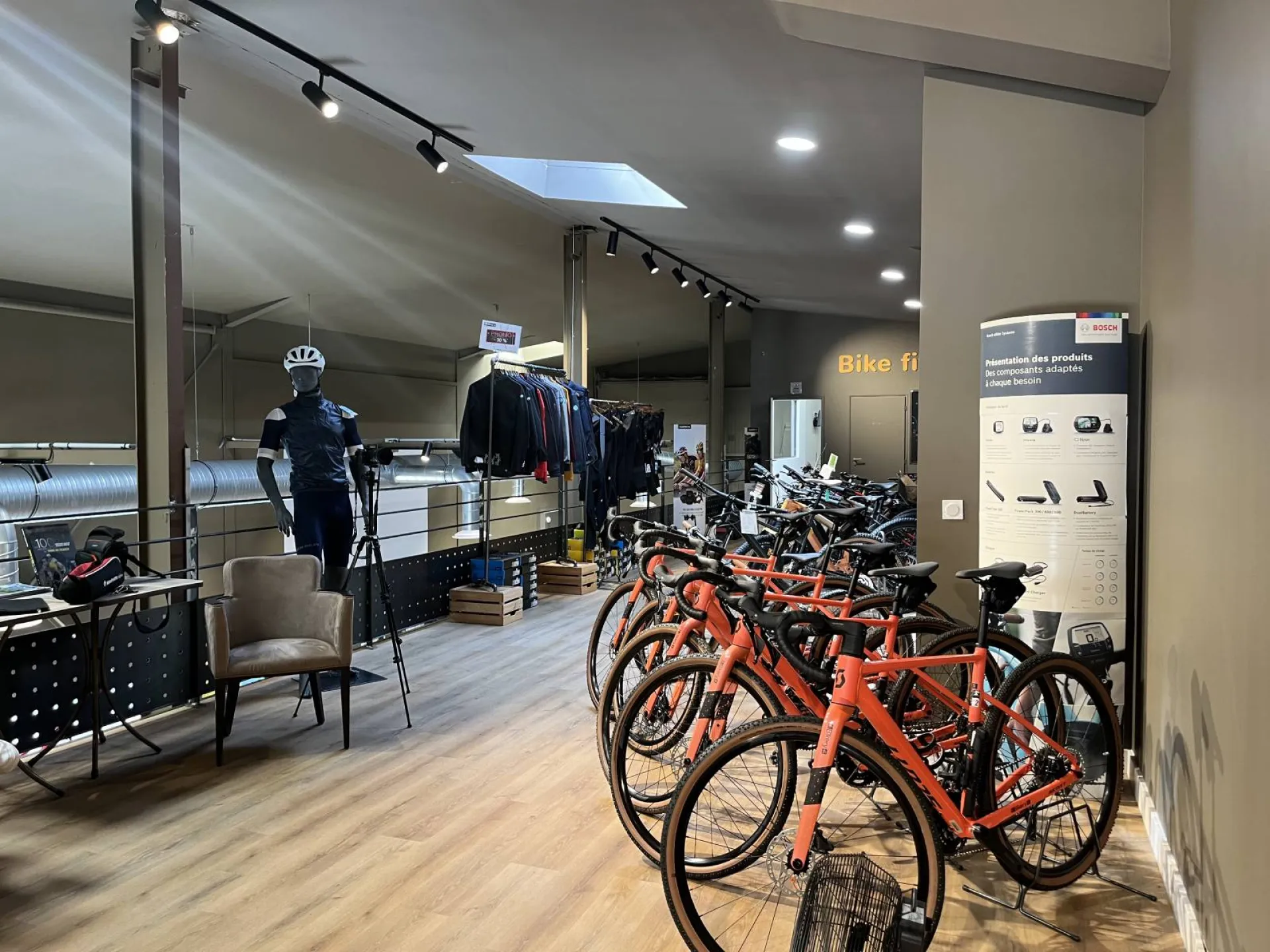 Transformation Élégante du Magasin Bikery à Aix-en-Provence avec le Vinyle Douro Honey de Lamett