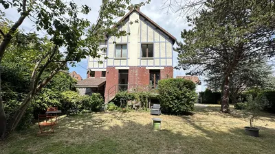 Maison à vendre à Dieppe centre : cette maison individuelle de 136,54 m² bénéficie d’un emplacement privilégié à quelques minutes de la plage et de la gare.