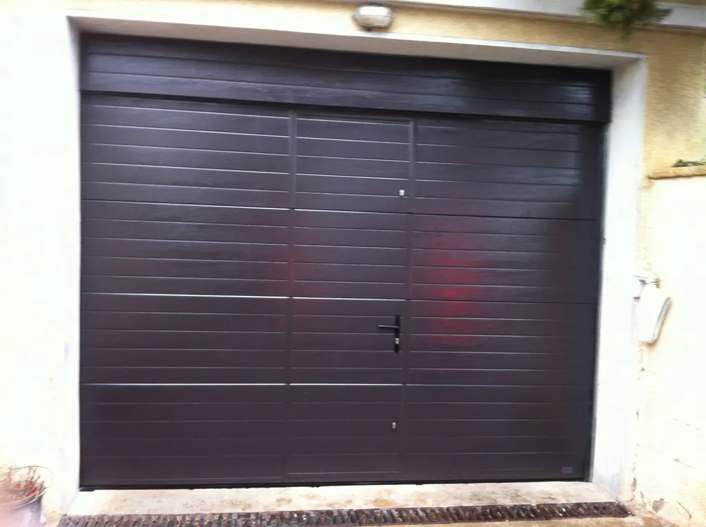 Porte de garage en rénovation pose sur GLEIZE