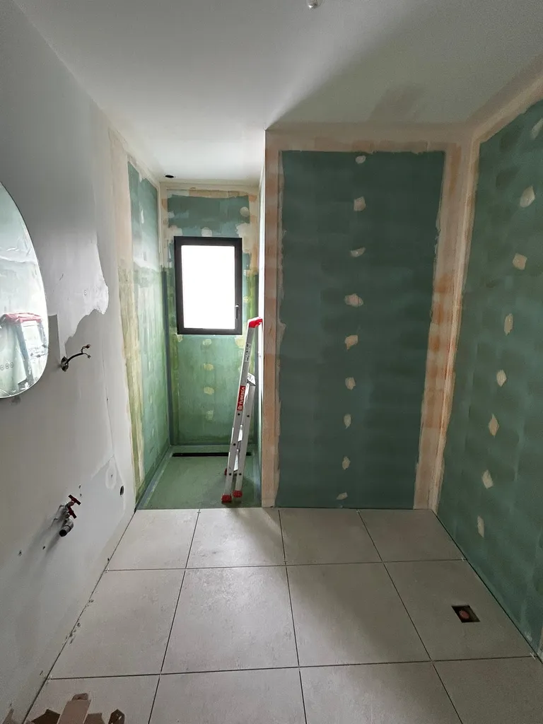 Application rigoureuse d'un Système de Protection à l’Eau sous Carrelage (SPEC) par une entreprise RGE avant la pose de la faïence