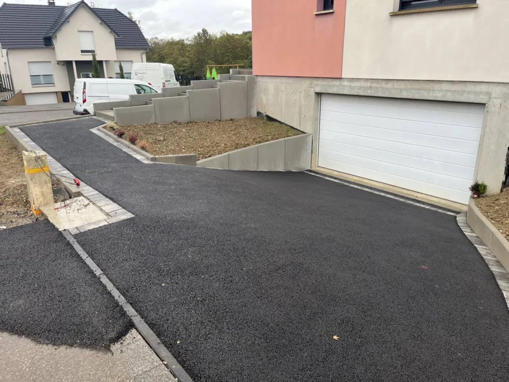 Réalisation d’une pose en enrobé pour une descente de garage à Wasselonne