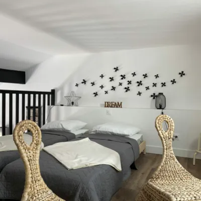 Chambre d’amis sobre et élégante dans le style bohème chic, par l'Atelier D, architecte d'intérieur à Bordeaux