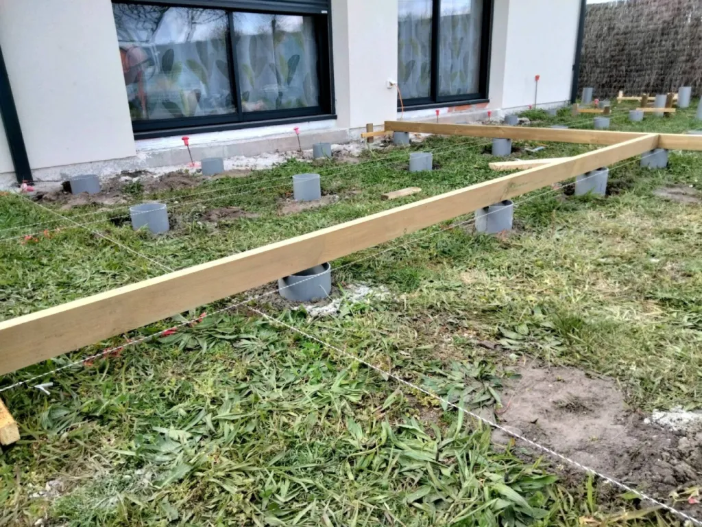 Réalisation d'une terrasse bois sur plots béton au Pyla sur le Bassin d'Arcachon.