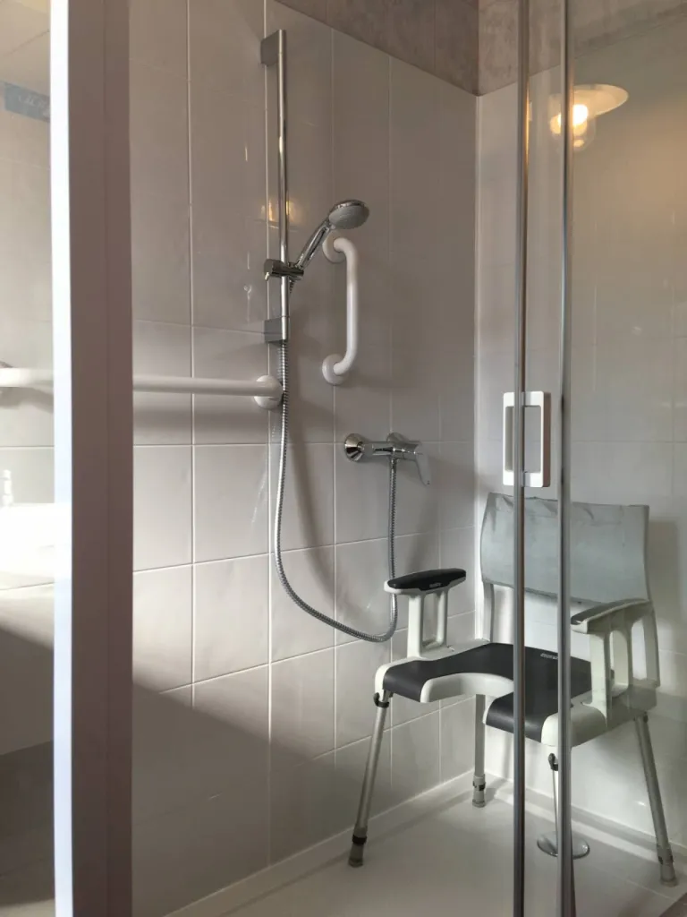 Remplacement baignoire par douche senior sécurisée