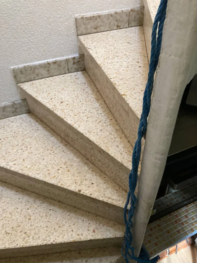 Installation d'un fauteuil monte-escalier OTOLIFT Modul'Air dans un escalier en colimaçon très étroit à La Ciotat près de Marseille