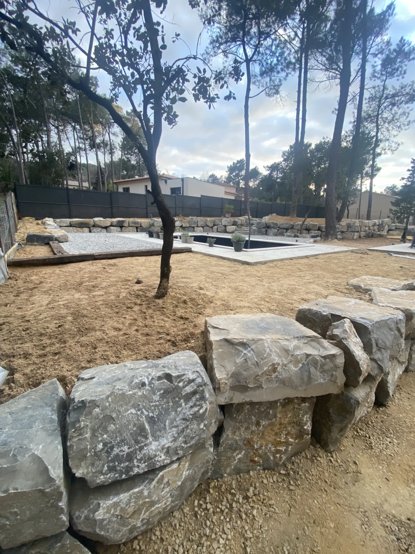 Aménagement extérieur d'une piscine avec enrochement à Villeneuve-Lès-Avignon