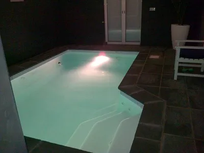 piscine intérieure VENUS de 4m25 x 3m00 avec un fond plat de 1m30