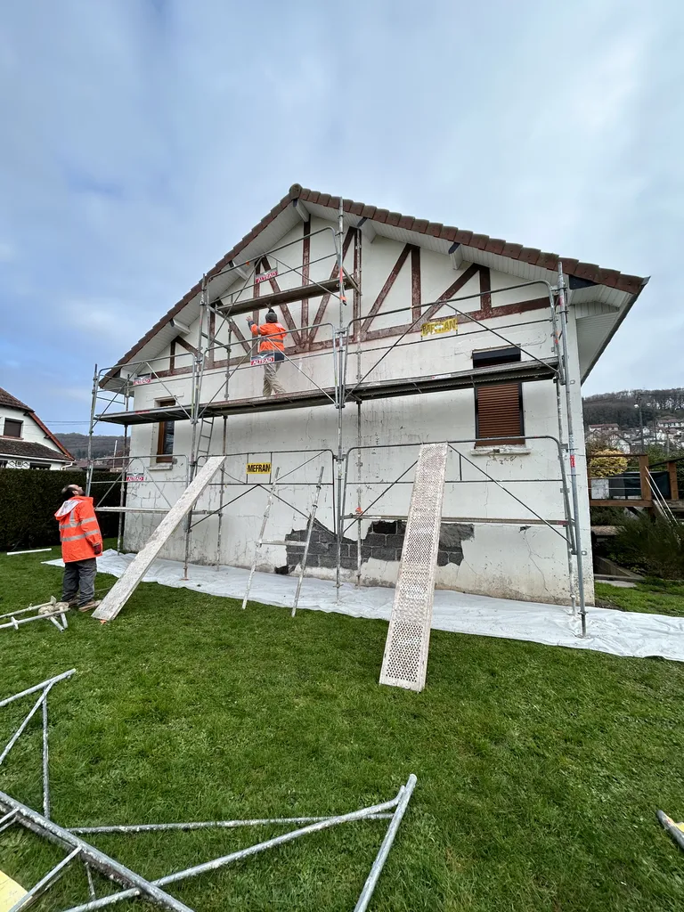 Ravalement de Façade en Enduit Projeté sur Maison à Colombages proche Le Havre